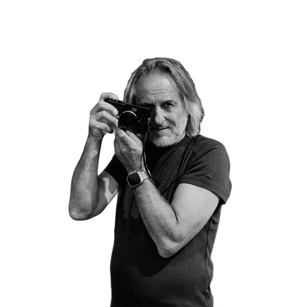 Tomáš Kobolka s fotoaparátem Leica